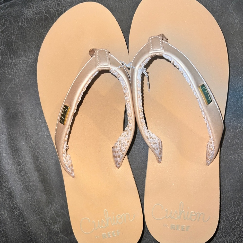 NWOT cushion by Reef rose gold women’s flip flop sandals